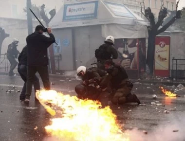 ΕΛΑΣ: Οργανωμένες ομάδες ατόμων επιτέθηκαν κατά των αστυνομικών δυνάμεων